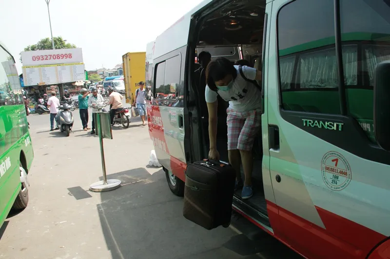 Người ở Sài Gòn tay xách nách mang về quê ăn Tết ảnh 12